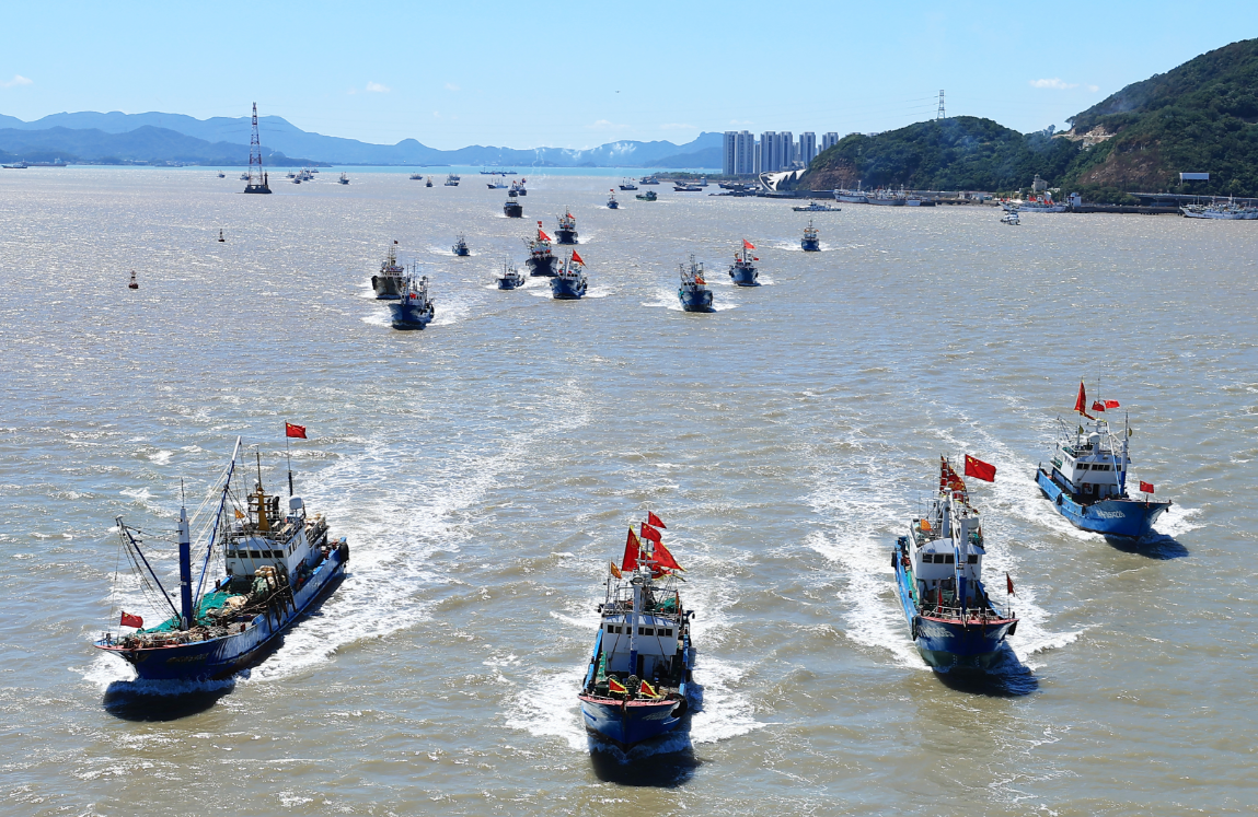 浙江省公安海防卫士倾力守护东海“开渔季” 